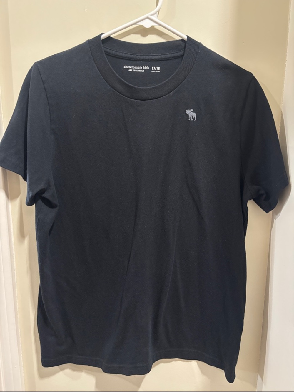 Boys size 17/18 Abercrombie essential icon crew tee in black